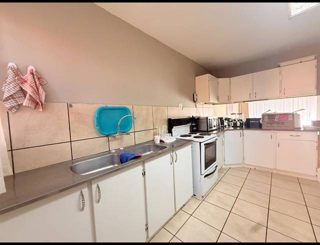3 BEDROOM TOWNHOUSE FOR SALE IN VANDERBIJLPARK CE 3